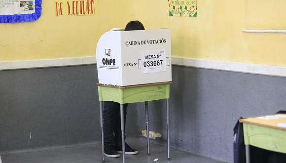 Un elector sufraga en un colegio de Lima en las últimas elecciones regionales y municipales, el 7 de octubre del 2018. (Foto: Jéssica Vicente).