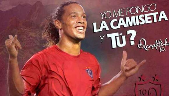 La p&aacute;gina de Facebook de Cienciano public&oacute; un video donde Ronaldinho se&ntilde;ala que se pondr&aacute; la camiseta imperial. (Foto: Cienciano)
