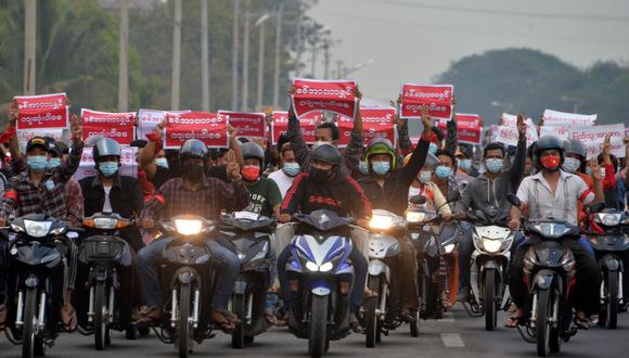Manifestantes en motos participan en una gran protesta contra el golpe militar en Myanmar. (Foto de STR / AFP).