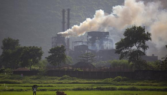 Imagen de una planta de petróleo en India. AP