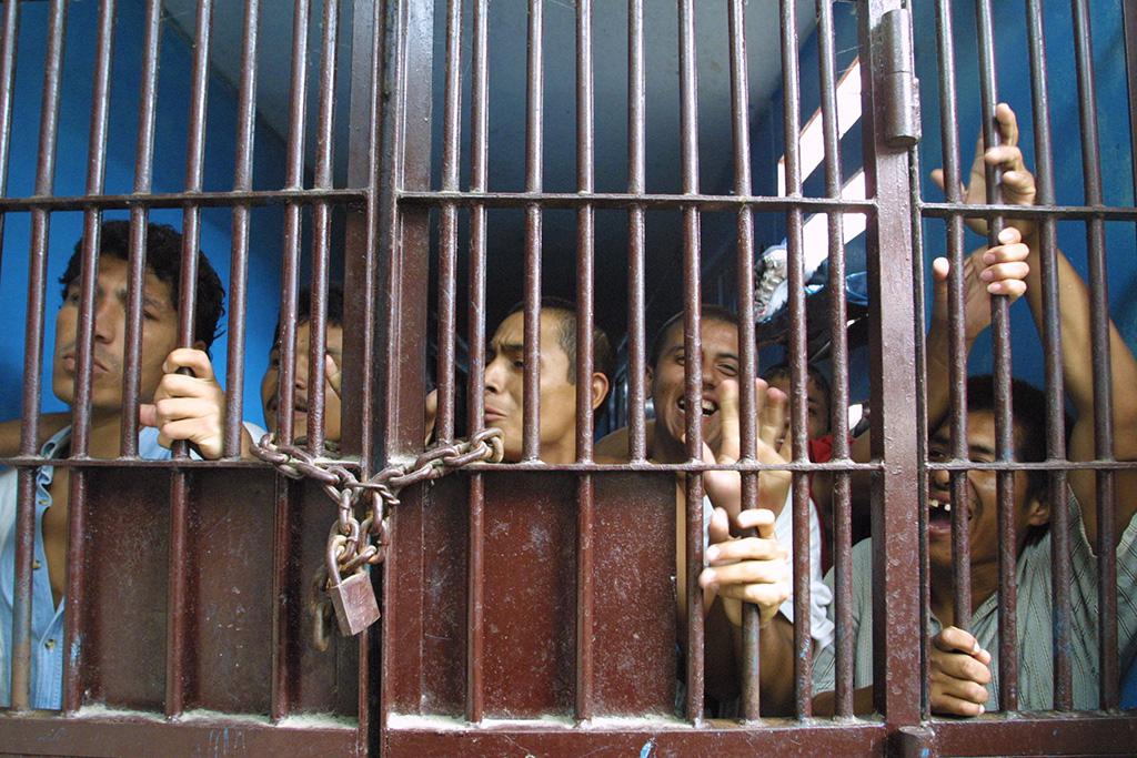 CALLAO, 1 DE ABRIL DEL 2004VISITA A LAS INSTALACIONES DEL PENAL SARITA COLONIA UBICADO EN EL CALLAO. VISTA DE LAS ACTIVIDADES DIARIAS DE LOS INTERNOS.FOTO: FERNANDO FUJIMOTO / EL COMERCIO 