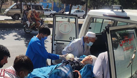 Una persona herida es evacuada a un hospital en Kabul, Afganistán, el 30 de septiembre de 2022, luego de una explosión en una escuela. (AFP).