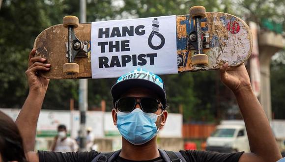 Un estudiante muestra un cartel pegado a su skate en el que se lee, en inglés, "colgad al violador" durante una manifestación contra las violaciones y agresiones sexuales a mujeres en Bangladesh. (EFE/ Monirul Alam).