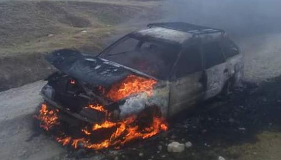 El carro en que ambos ladrones se llevaban las ovejas tambi&eacute;n fue incinerado por los vecinos de Colca, en Huancayo. (Foto: Junior Meza)