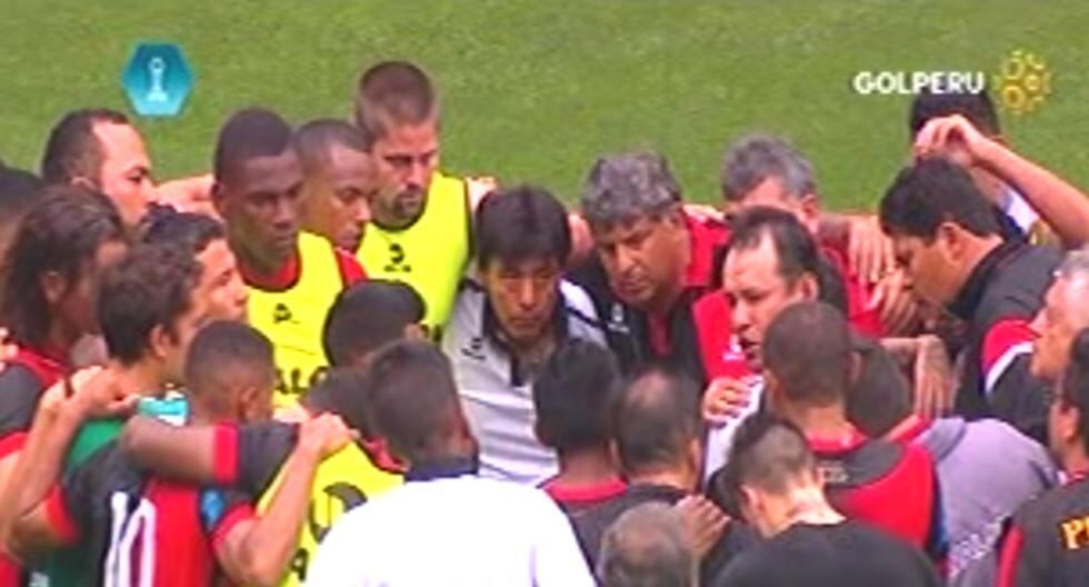 Juan Reynoso tuvo una charla con sus jugadores al final del partido. (Foto: Captura)