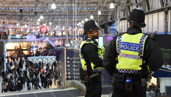 Hallan paquetes con explosivos en aeropuertos de Heathrow y London City Airport, así como en la estación de tren de Waterloo | Londres. (EFE).