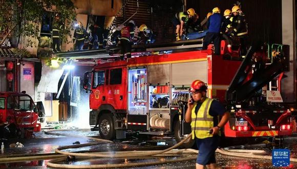 Personal de rescate busca apagar las llamas tras la explosión en un restaurante en Yinchuan, capital de la región autónoma de Ningxia, China, el 21 de junio de 2023. (Foto de Global Times)