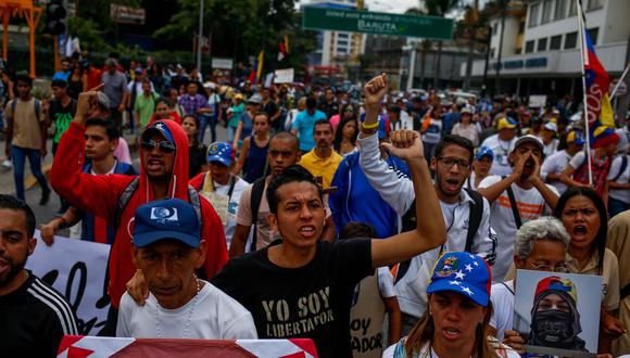 Familiares y manifestantes marchan en honor a víctimas de las protestas violentas de 2017. Imagen tomada en 2018 en La Guaira (Venezuela). (EFE/Cristian Hernández)