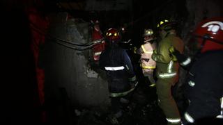 Cercado de Lima: rescatan a bombero tras derrumbe de casona incendiada