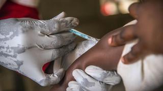 La OMS alerta de brotes de sarampión tras disminución de tasa de vacunación