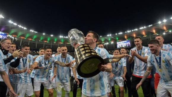 Lionel Messi besando la Copa América 2021. Su primer gran título con la 'Albiceleste'. (Foto: Agencias)