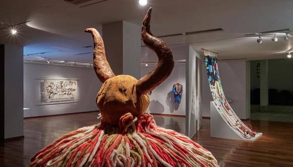 "Escultura de tejido con formas animales y textiles colgantes como parte de la exposición "Imaginación Háptica" de Carolina Estrada