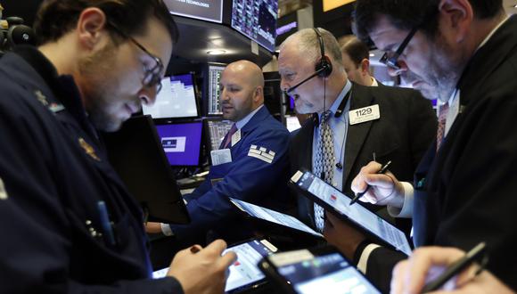 Al comenzar la sesión en la Bolsa de Nueva York, el Dow Jones llegó a dispararse un 6%, pero después se moderó rápidamente. (Foto: AP)