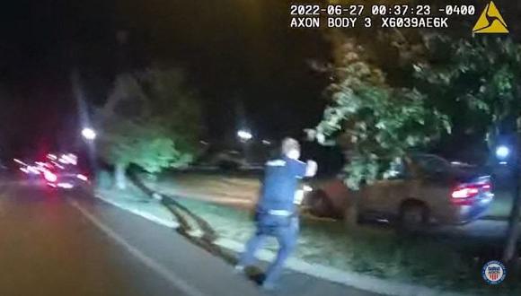 Esta captura de video de la cámara corporal de un policía de Akron, Ohio, muestra a un oficial acercándose al vehículo de Jayland Walker, de 25 años. (AFP).