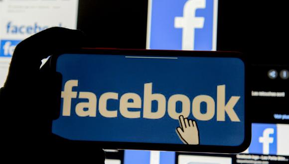 Podemos subir cientos de fotografías a las redes sociales, pero descargarlas es una historia diferente. Facebook tiene una función para ello. (Foto: Reuters)