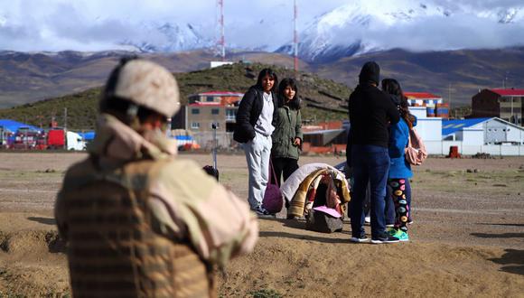 Un soldado chileno vigila la frontera con Bolivia en Colchane, Chile, el 17 de febrero de 2022. (IGNACIO MUNOZ / AFP).