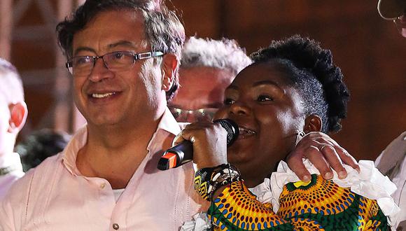 El candidato presidencial de Colombia Gustavo Petro escucha a su compañera de fórmula Francia Márquez mientras pronuncia un discurso en Cali, el 19 de mayo de 2022. (Paola MAFLA / AFP).