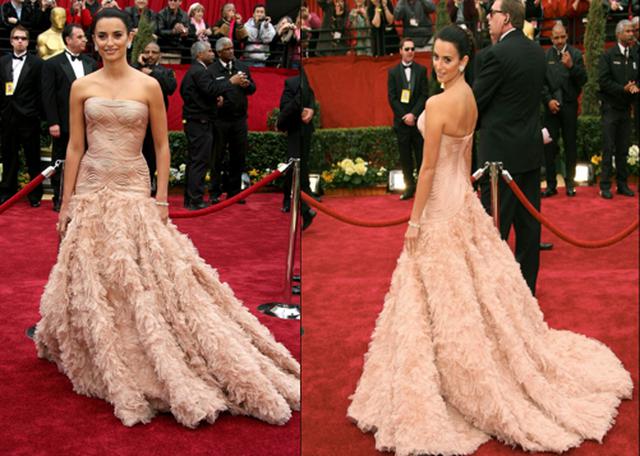 Penélope Cruz en la gala de los premios Oscar 2007, nominada a Mejor Actriz con "Volver", luciendo un diseño de Versace.