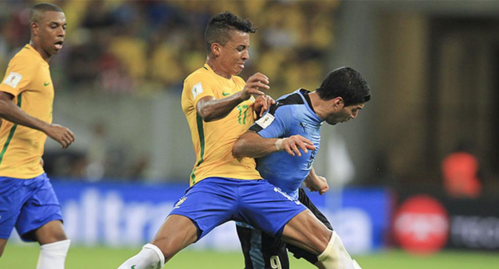 Luis Suárez apareció en el tercer minuto del segundo tiempo para anotarle un golazo a Brasil. (Foto: EFE)