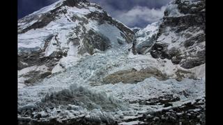 Mueren al menos 12 personas tras avalancha en el Everest