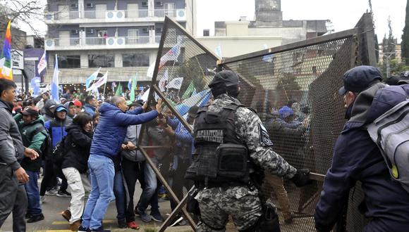 Manifestantes chocan con la policía frente a la Legislatura de Jujuy, donde el gobernador Gerardo Morales promueve una reforma constitucional provincial, en San Salvador de Jujuy, Argentina, el 20 de junio de 2023. (Foto de Edgardo VARELA / TELAM / AFP)