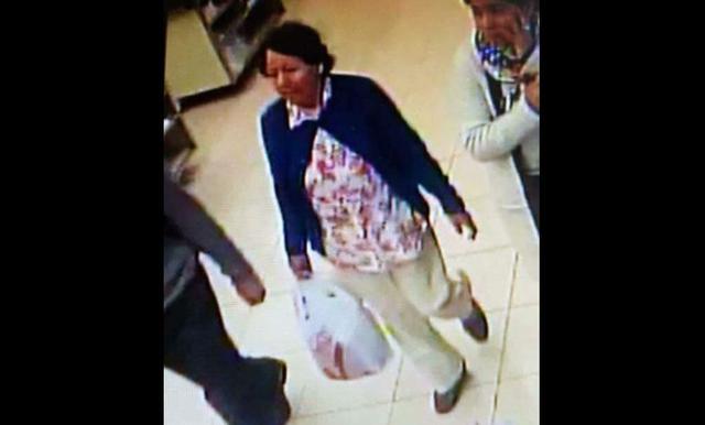 La mujer que robó el instrumento musical, de unos 60 años aproximadamente, salió caminando del centro comercial en Miraflores. (Foto: Facebook)