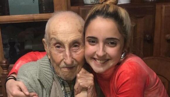 Abril aparece aquí al lado de su abuelo, Pocho. Él tiene actualmente 108 años. (Foto: Álbum familiar de Abril | TN)