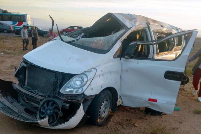 Así quedó la unidad que se dirigía desde Tacna hacia la ciudad de Moquegua se despistó, aparentemente, por un desperfecto en uno de los neumáticos posteriores del vehículo. (Foto: Ernesto Suárez)