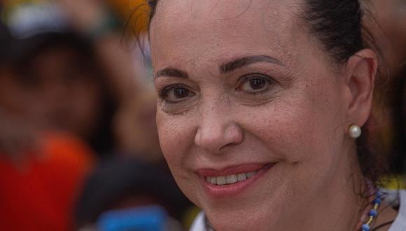 La líder opositora María Corina Machado participa en un acto político este jueves en una avenida en Maracaibo (Venezuela).  EFE/ Henry Chirinos
