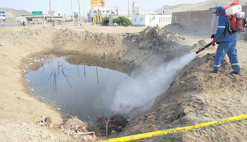 La poza se formó hace cuatro meses, según los vecinos. Esta semana se fumigó la zona para frenar el brote de insectos. (Dante Piaggio / El Comercio)