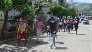Vraem: familias caminan varios días tras perder empleo por estado de emergencia