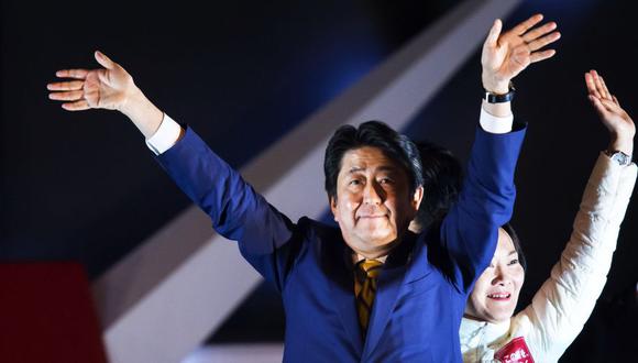 La coalición del actual líder japonés conseguiría 311 escaños de los 465 de la cámara baja, según estimaciones a boca de urna. (Foto: Bloomberg)