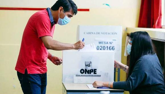 Los afiliados a las organizaciones políticas empezaron a llegar desde tempranas horas a los locales de votación, como a este centro educativo de Huancayo. (Foto: GEC)