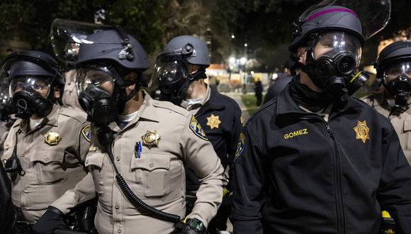 Agentes de la policía estadounidense hacen guardia cerca de un campamento propalestino en el campus de la Universidad de California en Los Ángeles (UCLA), el 1 de mayo de 2024. (Foto de ETIENNE LAURENT / AFP)