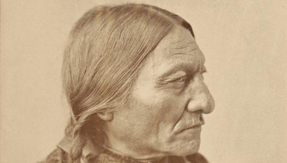 Fotografía del legendario líder nativo americano Toro Sentado c.1885. (Foto: Galería Nacional de Retratos, Institución Smithsonian)