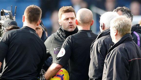Mauricio Pochettino, entrenador del Tottenham, acabó muy molesto con el arbitraje de Mike Dean. El argentino no aguantó la rabia, ingresó al campo y le dijo de todo al juez. (Foto: AP)