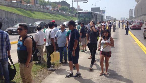 Metropolitano: pasajeros bajaron en plena vía por bus averiado