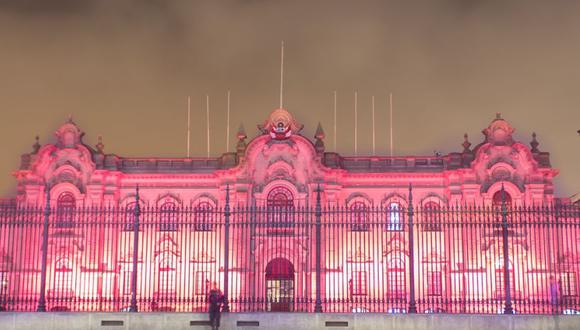 Palacio de Gobierno se ilumina de color rosa como símbolo contra el cáncer de mama. (Difusión)