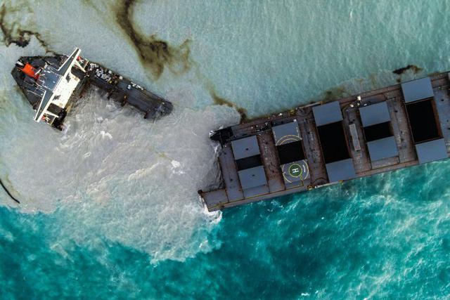 Esta fotografía aérea tomada el 16 de agosto de 2020 muestra el petroleo MV Wakashio que encalló y se rompió en dos partes cerca del Blue Bay Marine Park, Mauricio. (Foto de STRINGER / AFP).