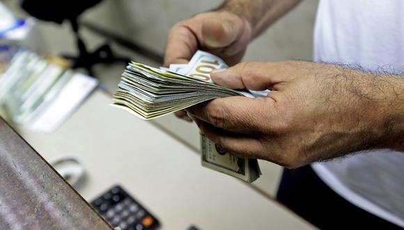El "dólar blue" se vendía a 150 pesos en el segmento marginal de Argentina este martes. (Foto: AFP)
