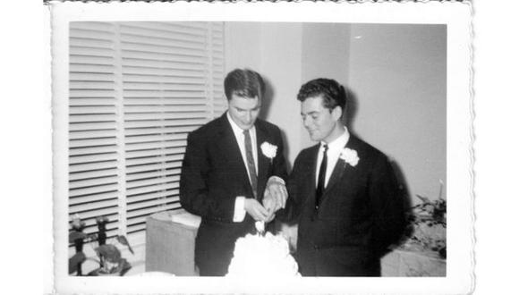 Un equipo de productores de Hollywood intenta resolver el misterio de esta boda gay celebrada en 1957. (Foto: ONE ARCHIVES AT USC, vía BBC Mundo).