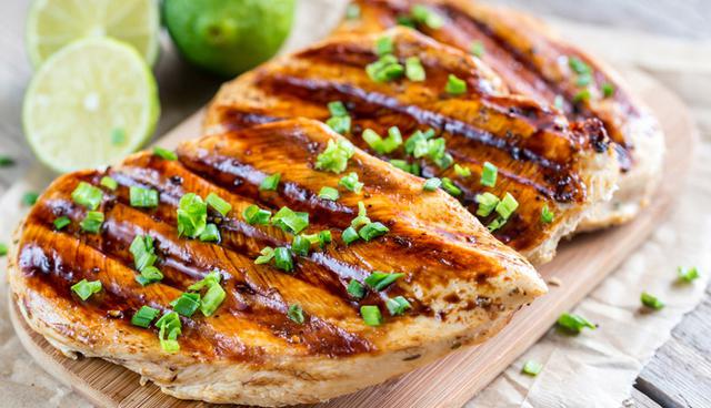 De cena el pollo no puede faltar. Fuente de proteínas. Hazlo a la plancha y sin aceite.