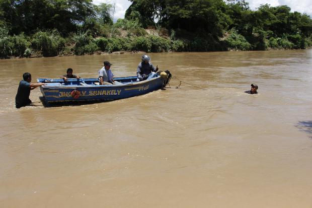 Las personas utilizan balsas y otros medios para atravesar los ríos tras aumento del caudal y desborde. (Foto: Norte Sostenible/ Ralph Zapata)