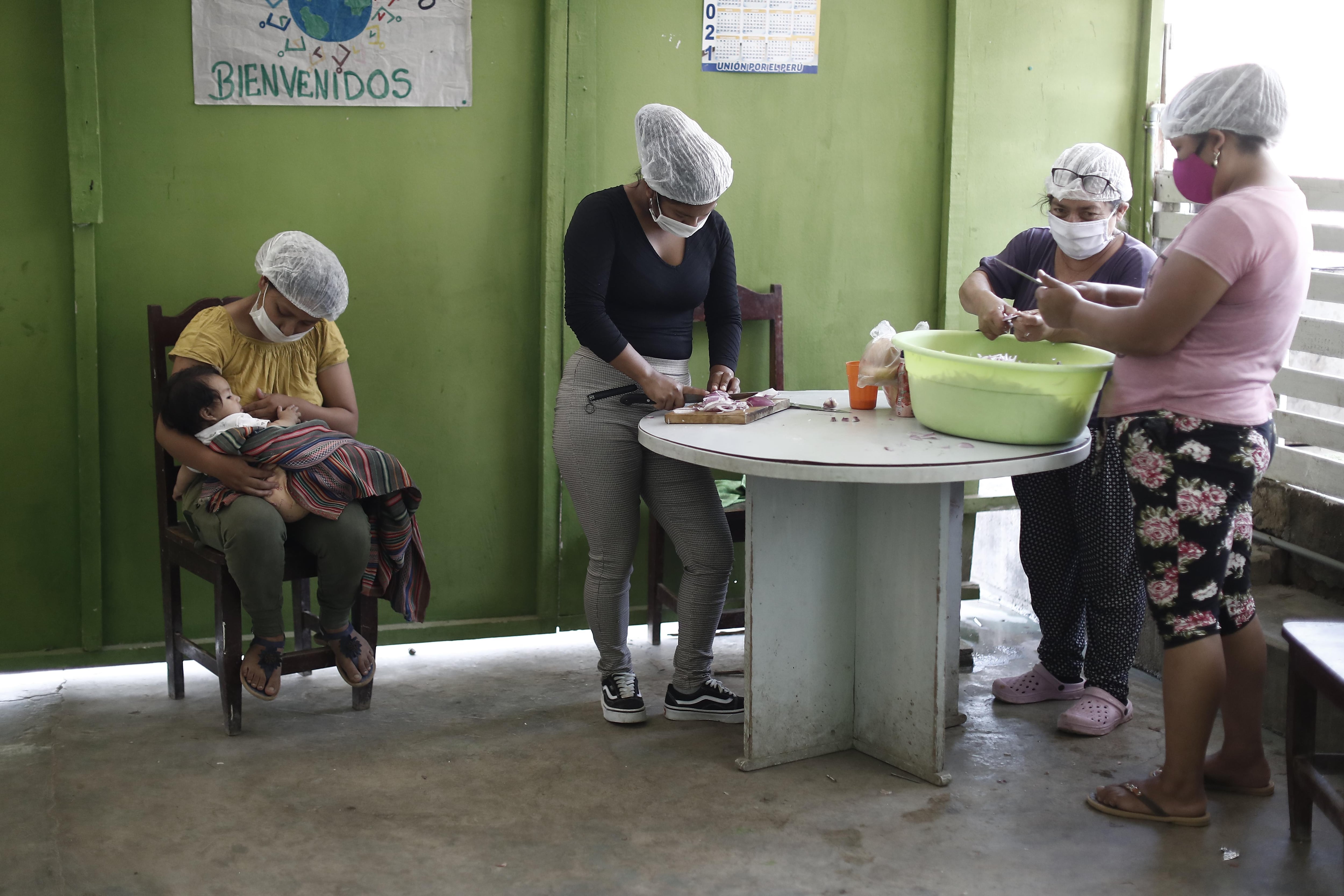 Se estima que en Lima Metropolitana existen más de 900 ollas comunes instaladas en 29 distritos, según reportes de diciembre del 2020, publicados por la Mesa de Concertación para la Lucha contra la Pobreza. (Foto: César Campos)