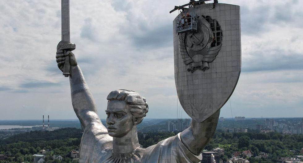 They remove the hammer and sickle from a statue of the “Motherland” in the capital of Ukraine
