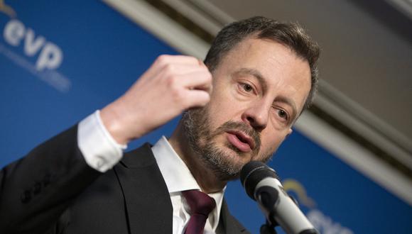 El primer ministro eslovaco, Eduard Heger, se dirige a una conferencia de prensa como parte del Partido Popular Europeo (PPE) en la reunión del Parlamento de la UE en Viena, Austria, el 8 de diciembre de 2022. (Foto de Alex HALADA / APA / AFP)