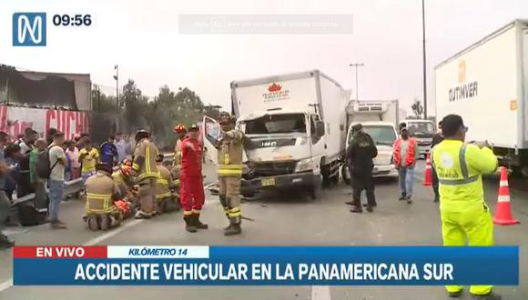 Canal N informó que el hombre quedó atrapado entre los fierros de una unidad de carga pesada implicada en el accidente. (Canal N)