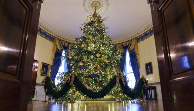 El árbol de Navidad oficial de la Casa Blanca se ve en la Sala Azul durante el Avance de Navidad de 2018 en la Casa Blanca en Washington. (Foto: AP)