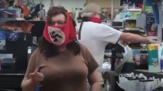 Indignación en Estados Unidos por una pareja con mascarillas nazis en un Walmart | VIDEO