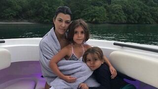 Kourtney Kardashian luce sus paradisíacas vacaciones con sus hijos Penelope y Reign